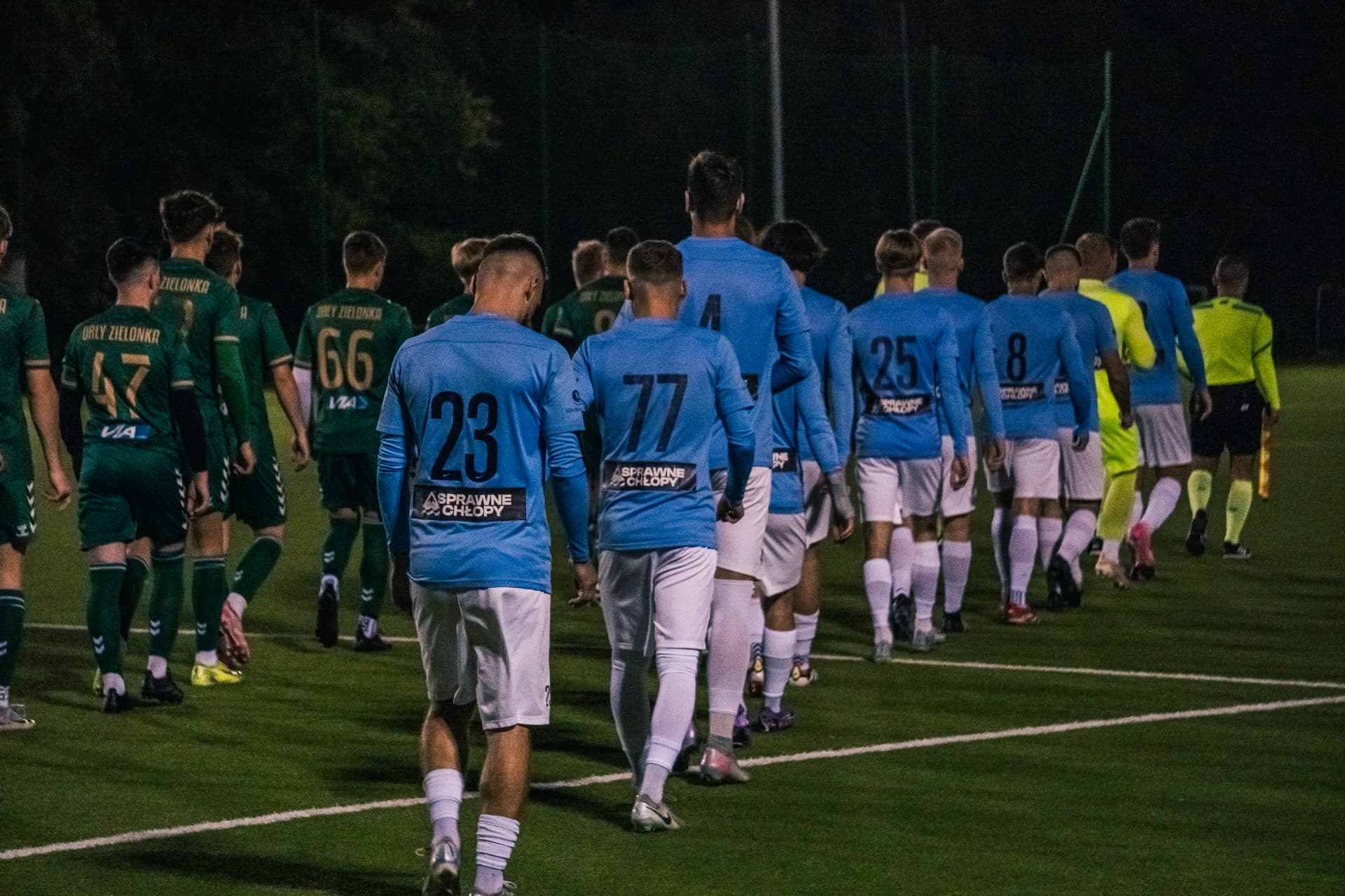 Zawodnicy FC Hermes wychodzą na boisko