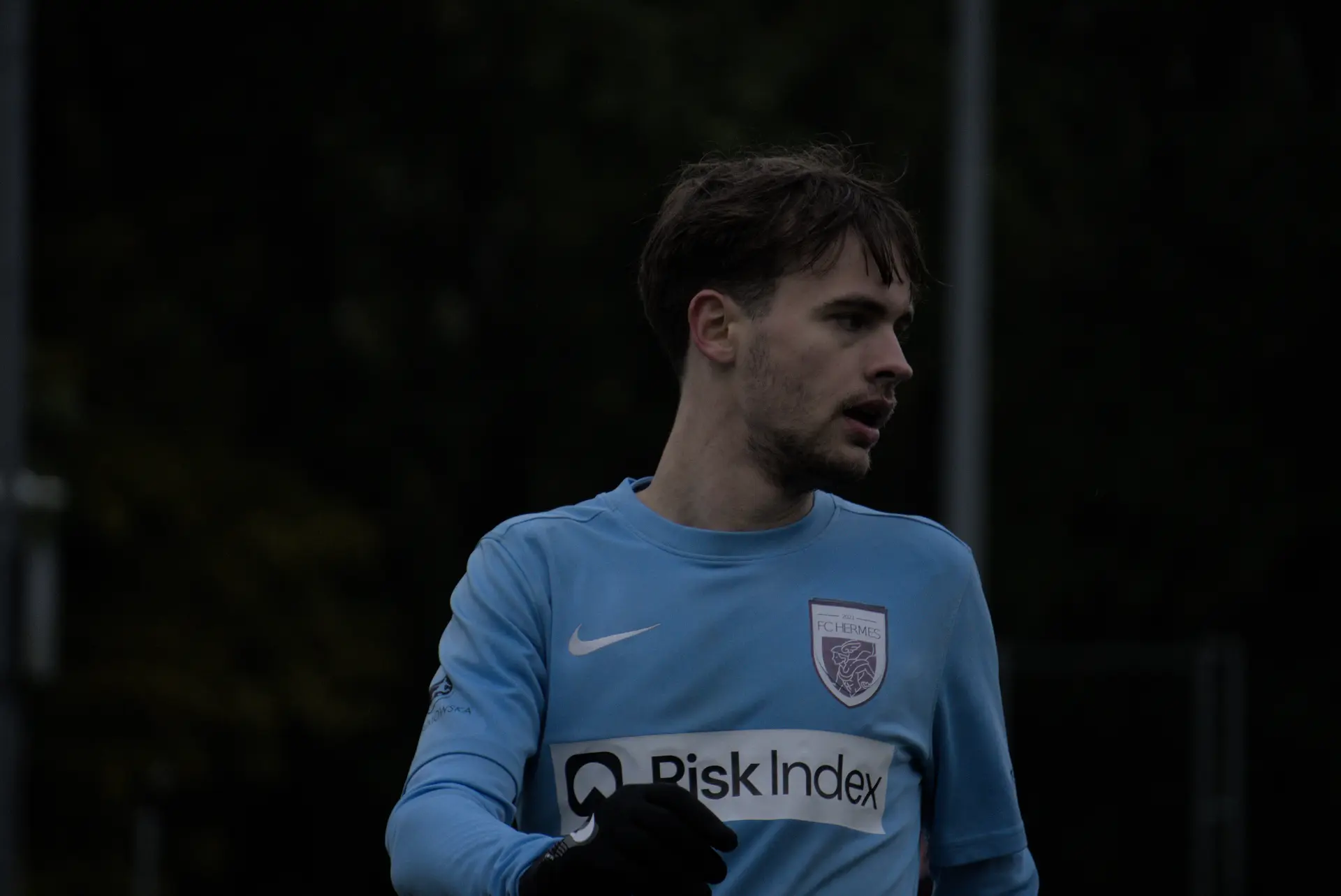 Zawodnik FC Hermes w koszulce klubowej